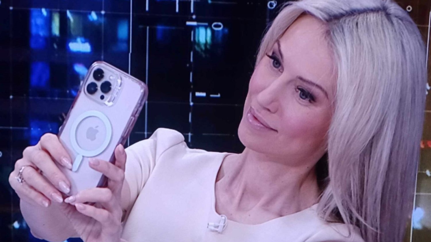 Magdalena Ogórek w studio TVP pozuje do selfika.