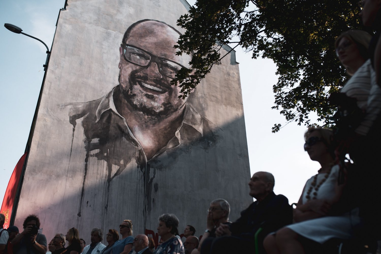 Przy ul. Mniszki w Gdańsku odsłonięto mural upamiętniający zamordowanego prezydenta miasta Pawła Adamowicza. Przy ul. Mniszki w Gdańsku odsłonięto mural upamiętniający zamordowanego prezydenta miasta Pawła Adamowicza.