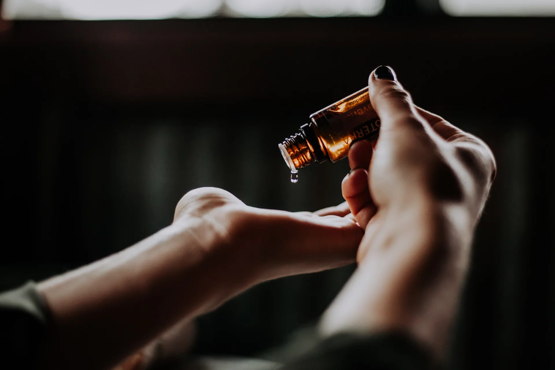 Podczas jednej sesji aromaterapeutycznej nie powinno się używać więcej niż 4-8 kropli olejku