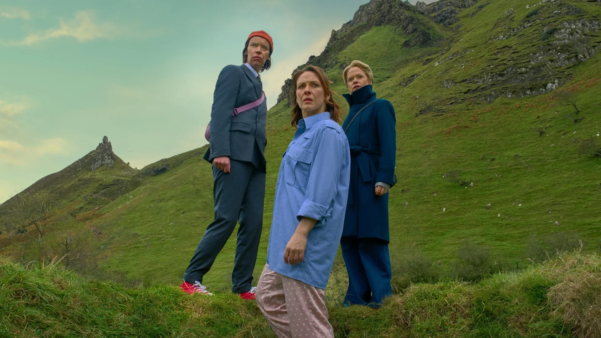 Caoilfhionn Dunne, Roisin Gallagher i Sinead Keenan w serialu "Z Belfastu do nieba"