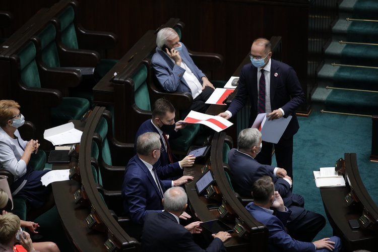 Koronawirus u dwóch polityków PiS. Wiadomo, że zakażeni nie uczestniczyli w piątkowym posiedzeniu.