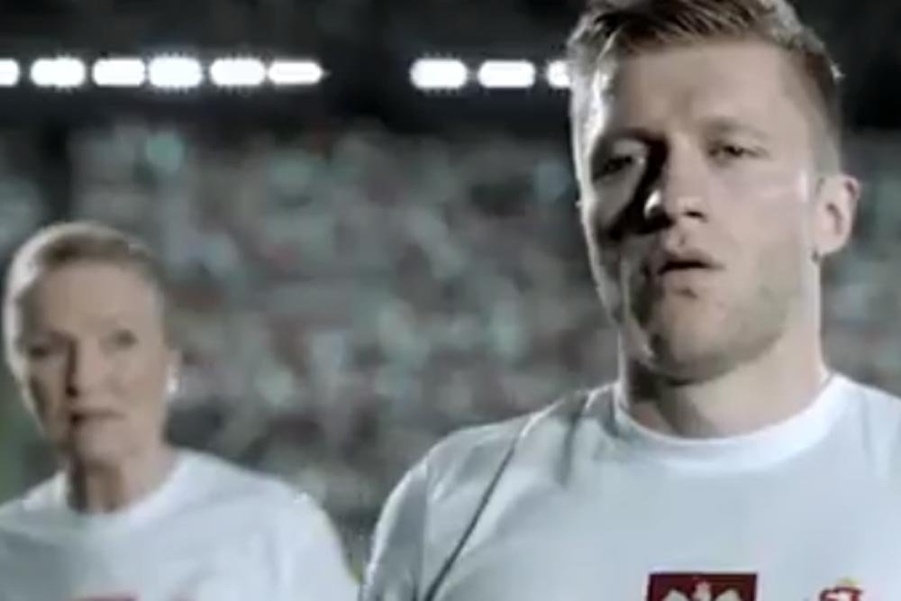 Kuba Błaszczykowski przed Euro 2012 wystąpił w reklamie dla sponsora kadry Biedronki.