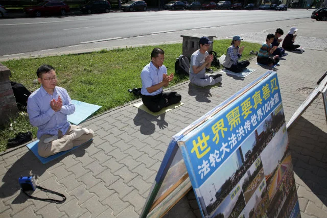 Praktykujący Falun Gong co niedzielę rano zbierają się pod chińską ambasadą w Warszawie, aby protestować przeciwko represjom komunistycznego rządu