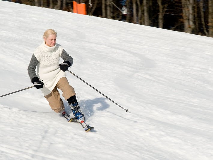 Dla przypomnienia jak to było kiedyś, bez goretexów i pacliteów, w wełnianym swetrze i pumpkach. Tylko dlatego bez kasku. W każdym innym momencie, zawsze w nim.