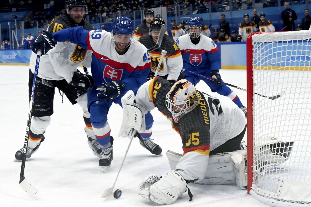 Słowacja pokonała Niemcy 4:0 we wtorkowym barażu o miejsce w ćwierćfinale olimpijskim hokeja na lodzie.