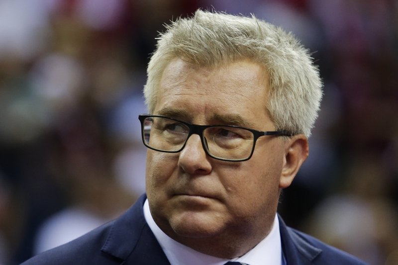 Ryszard Czarnecki pokazał zdjęcia pękniętej szyby.