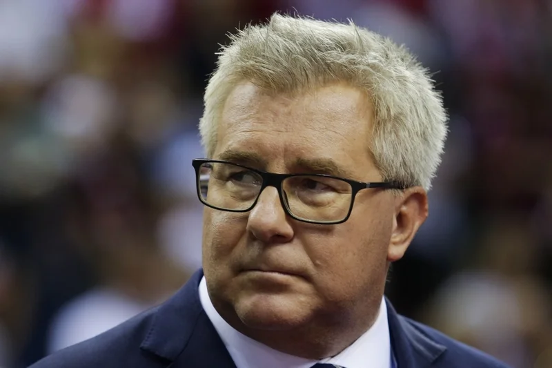 Ryszard Czarnecki pokazał zdjęcia pękniętej szyby.