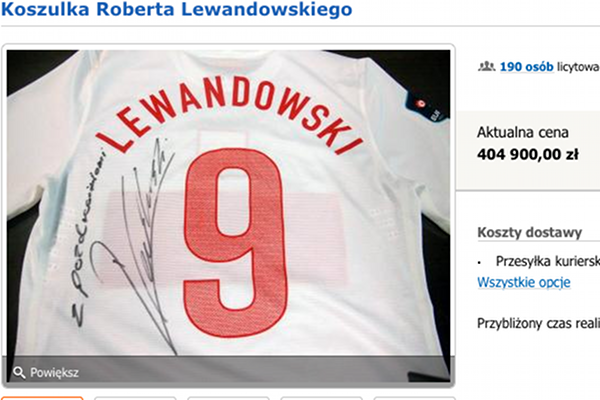 Zrzut ekranu z aukcji, na której można było kupić koszulkę Roberta Lewandowskiego