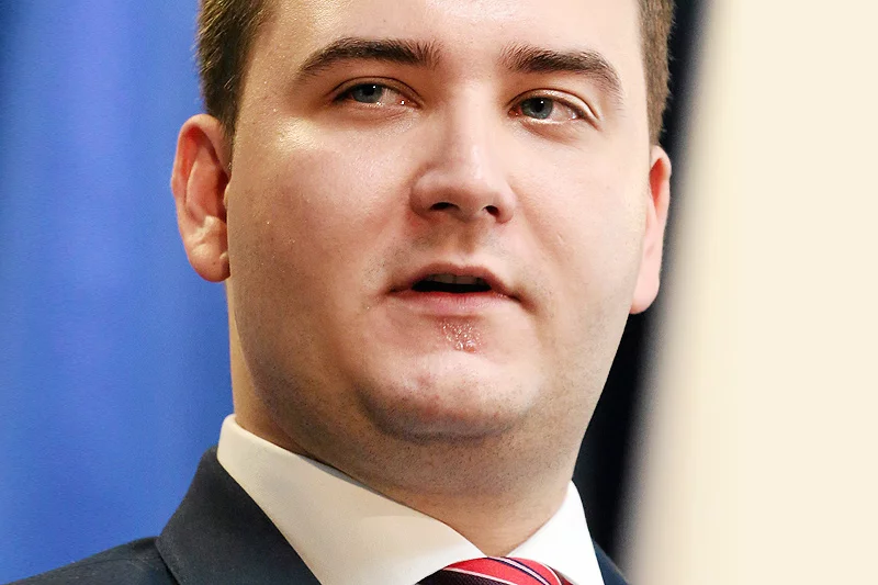 Bartłomiej Misiewicz nie tylko jest nie do ruszenia przez prezesa Kaczyńskiego. Wpływowy 26-latek także zarabia znacznie więcej od lidera PiS.