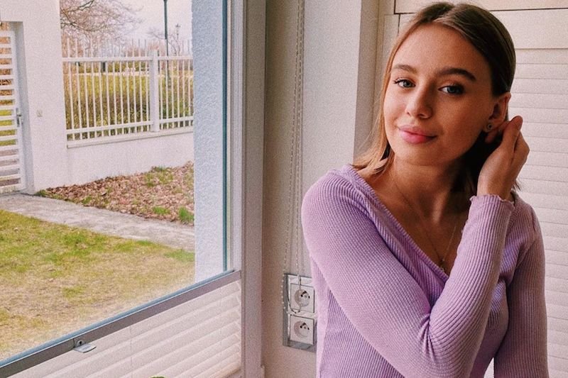 Oliwia Bieniuk pokazała kolczyki, które ma po mamie.