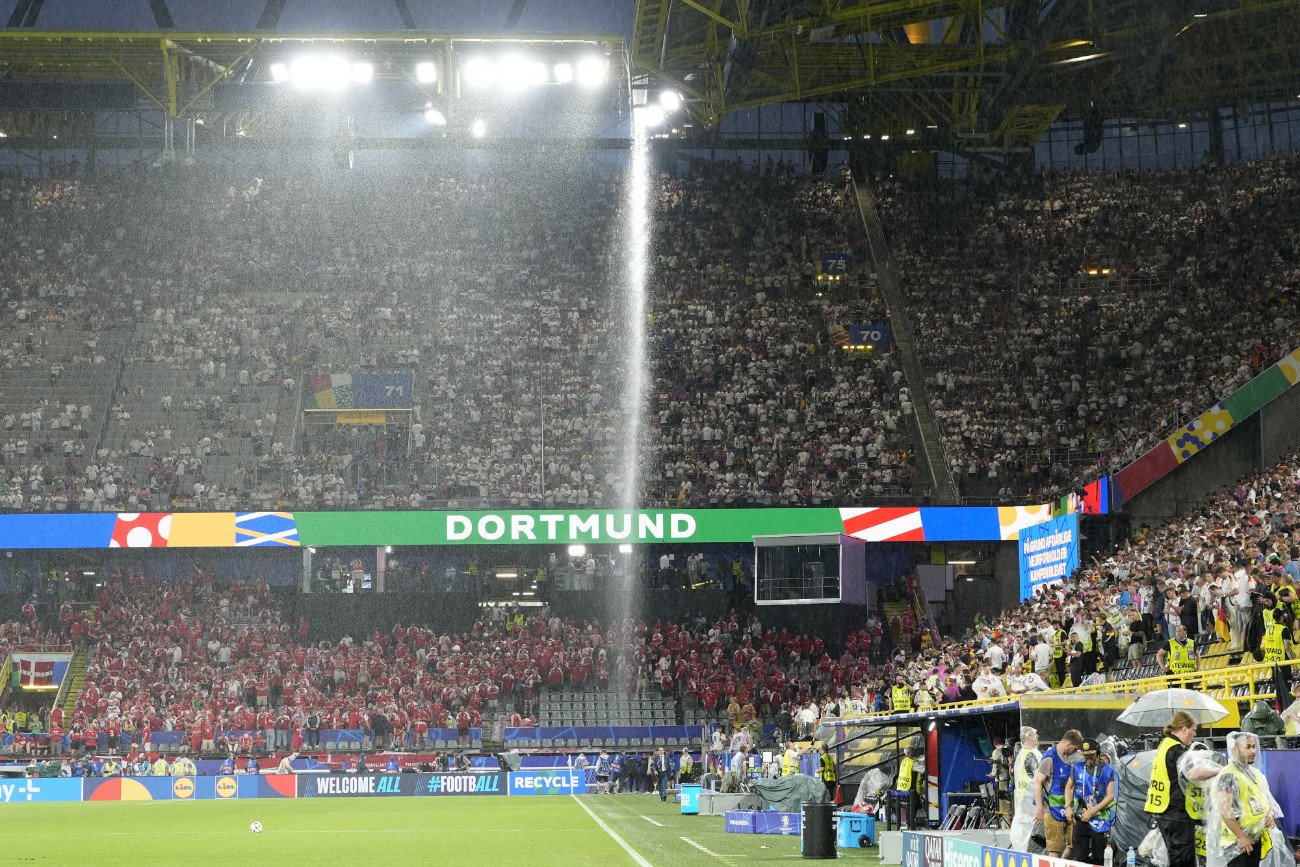 Przeciekający dach w Dortmundzie podczas meczu Niemcy – Dania