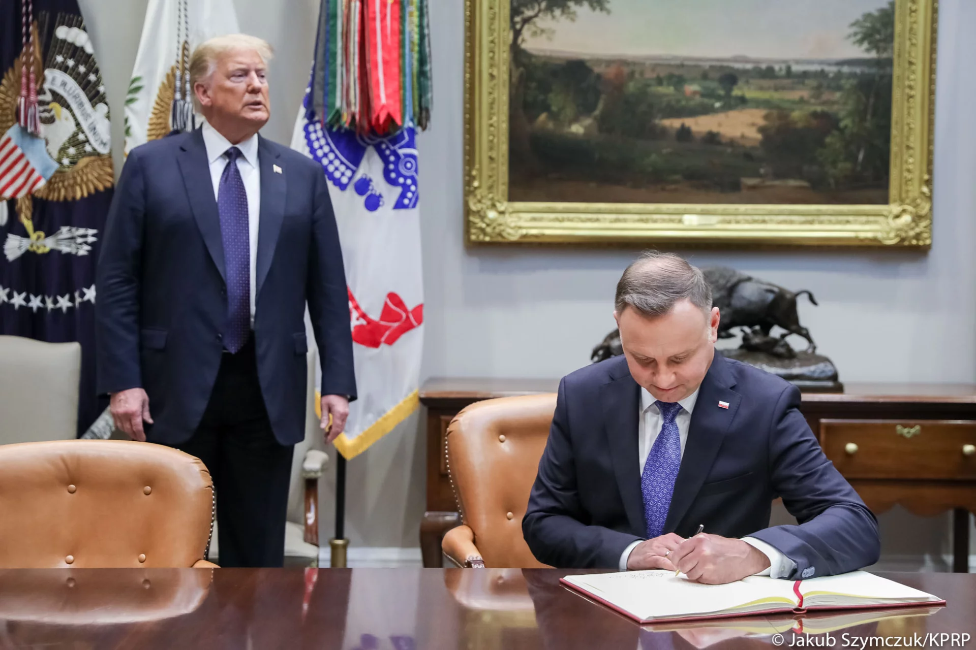 Andrzej Duda w Białym Domu podczas wpisu do księgi gości.
