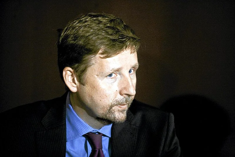 Marek Migalski w swojej książce "Parlament Antyeuropejski" zdradza kulisy legalnego "korumpowania" polityków wielkimi pieniędzmi i luksusowymi przywilejami.