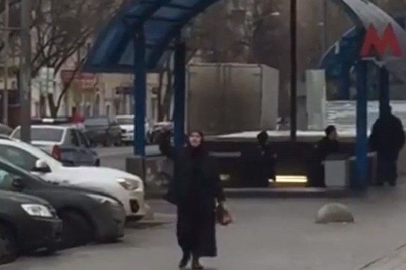 Kobieta z odciętą głową dziecka przed stacją moskiewskiego metra.