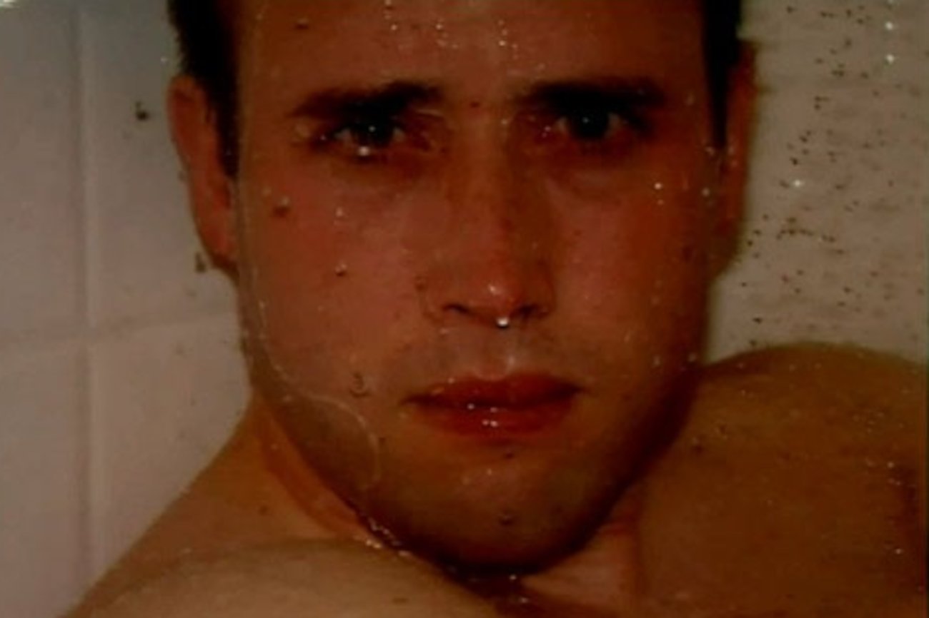 Travis Alexander pod prysznicem.