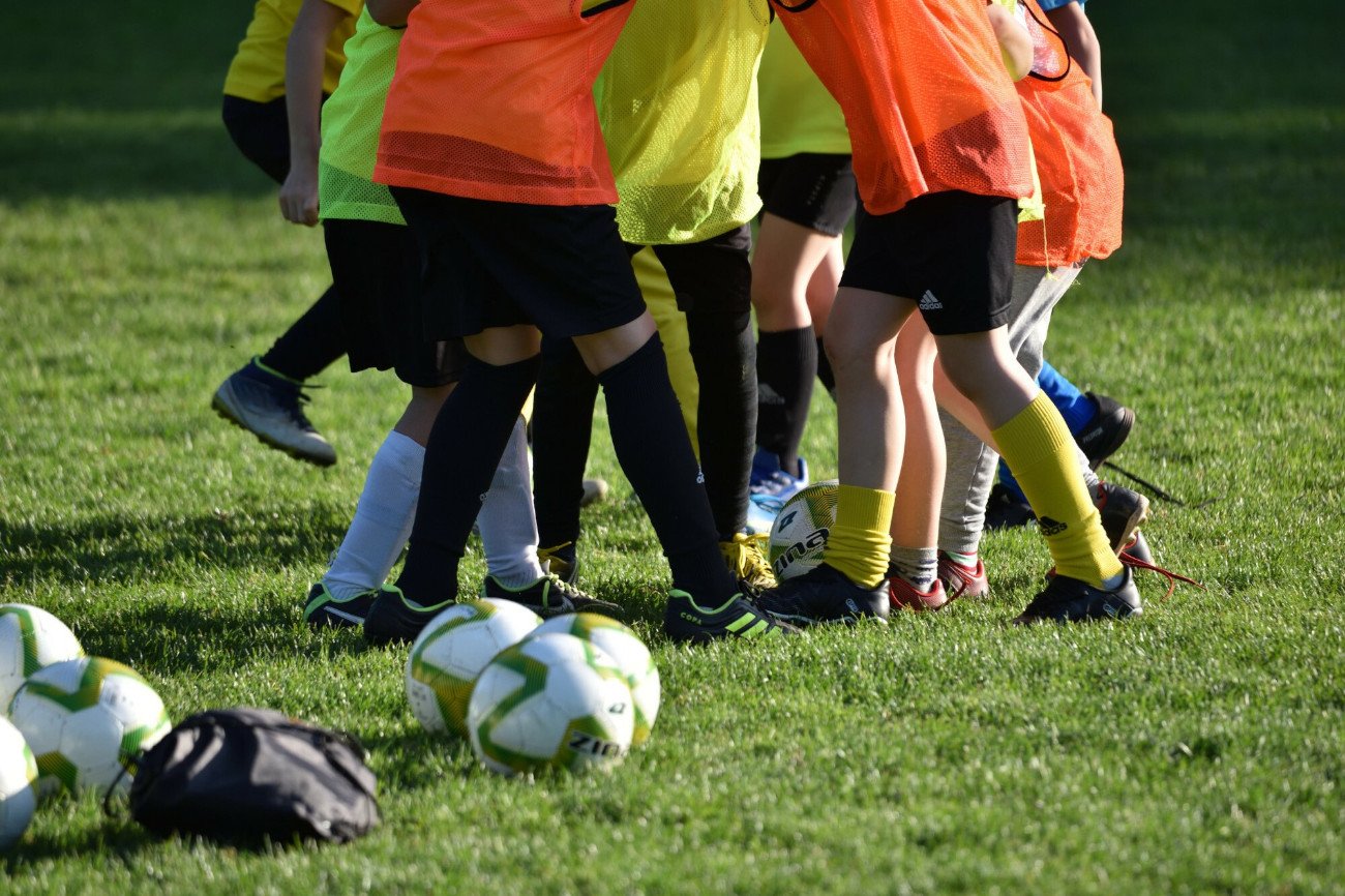 Fundacja Dajemy Dzieciom Siłę postanowiła zbadać zjawisko przemocy wśród dzieci uprawiających sport. Wyniki są porażające.