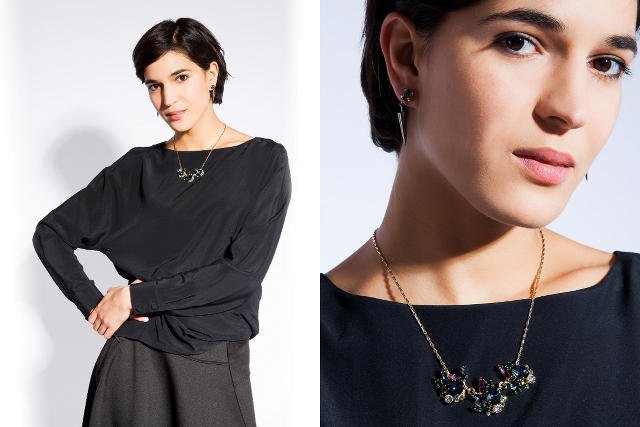 Klasyczna czarna marynarka, mocniejsza bransoleta i dwa naszyjniki w różnych kolorach w odważnym zestawieniu.