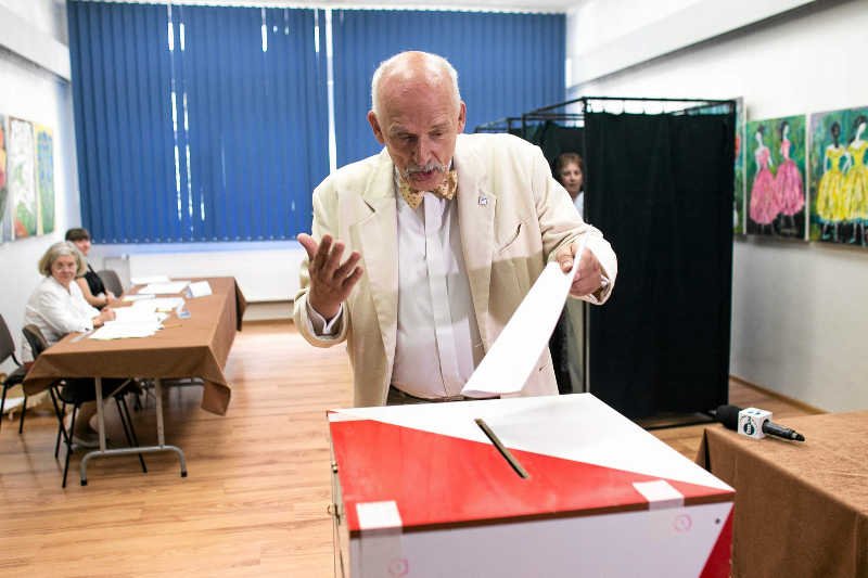 Janusz Korwin-Mikke atakuje Julię Piterę.