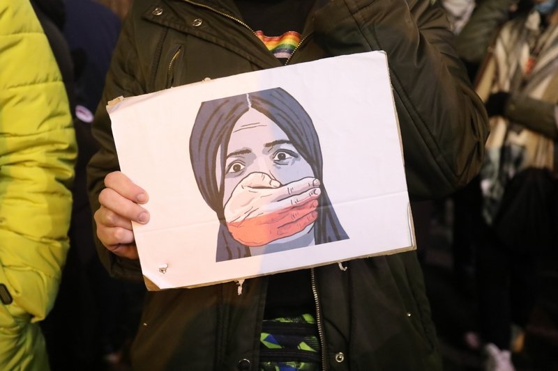 Organizacja pro-life zachęca do donosu na osoby, które pomogły kobietom w przerwaniu ciąży.