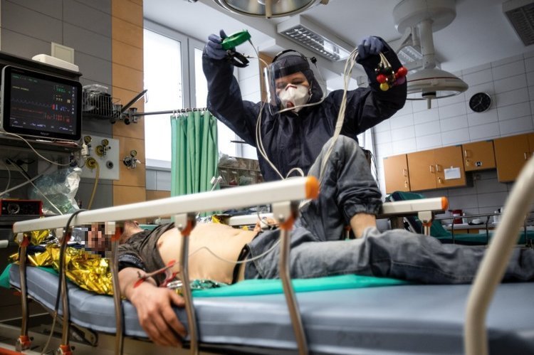 Z covid-19 w Polsce przegrywają coraz częściej 30. i 40-latkowie. Kto umiera na COVID-19? Z covid-19 w Polsce przegrywają coraz częściej 30. i 40-latkowie.