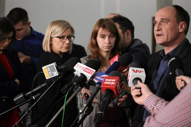 Działacze Kukiz '15 zbierający głosy za referendum zostali dziś zaatakowani w Toruniu