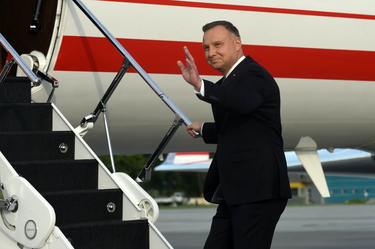 Prezydent Andrzej Duda zmierzający na pokład samolotu (zdjęcie ilustracyjne). Prezydent Andrzej Duda zmierzający na pokład samolotu (zdjęcie ilustracyjne).