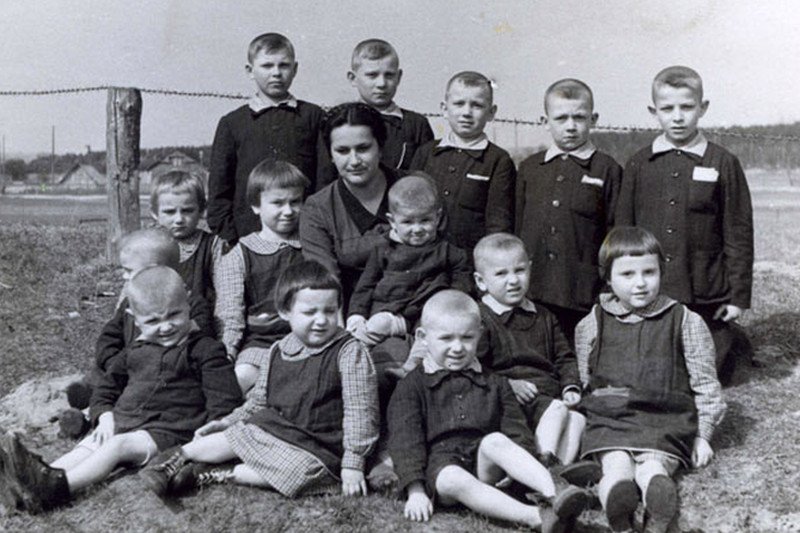 Dzieci uratowanie w czasie wysiedleń z Zamojszczyzny.