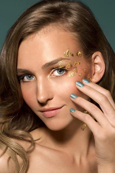 Płatki złota w kampanii Sparkle lakierów Orly