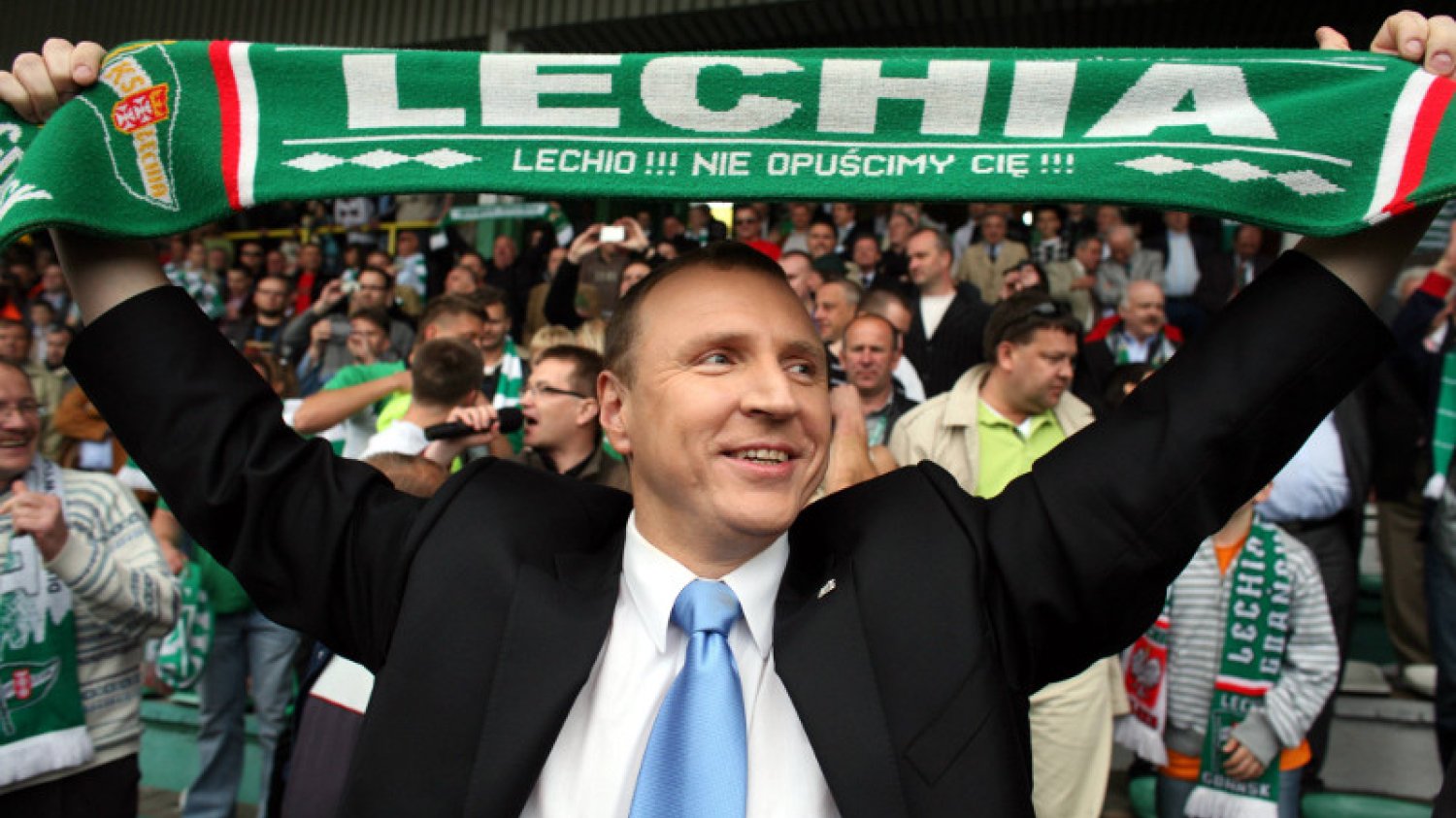 "Poczułem zew". Kurski opowiada o swoim "wyczynie" na stadionie Legii, a warszawscy kibice przyznają: "miał szczęście". Zdjęcie pochodzi z 2008 r., gdy Lechia Gdańsk w meczu ze Zniczem Pruszków wywalczyła mistrzostwo II ligi.