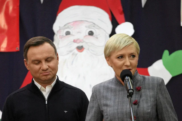 Polacy, którzy wyszli na ulicę w obronie wolnych sądów, zaśpiewali prezydentowi Dudzie specjalną kolędę przed Pałacem.