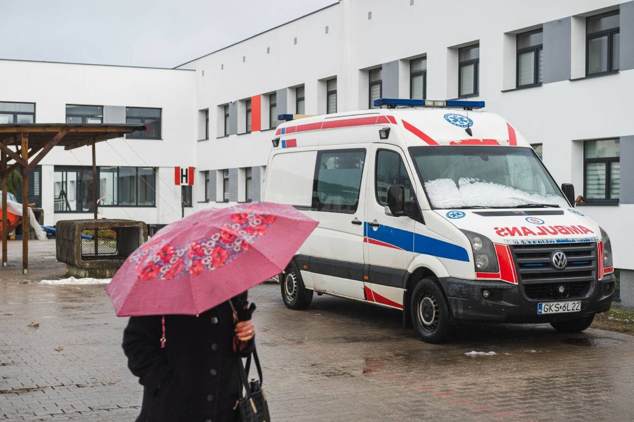 Koło: niemowlę w szpitalu z obrażeniami głowy. Matka się tłumaczy