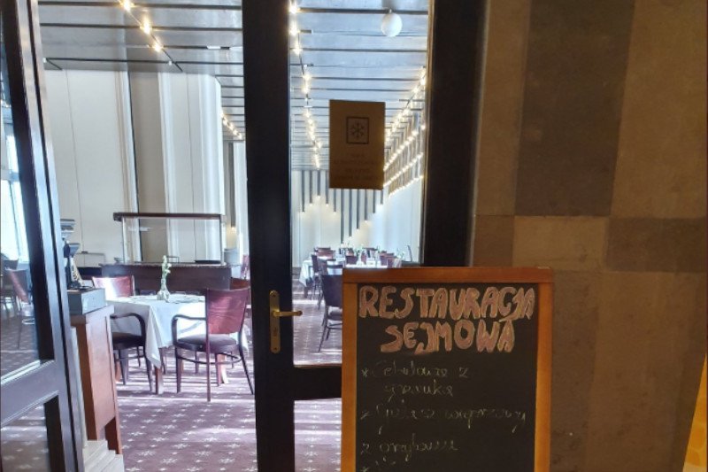 Posłowie mogą korzystać z sejmowej restauracji i zjeść tam obiad za kilkanaście złotych. Oprócz nikt mało kto ma wstęp na tę salę.