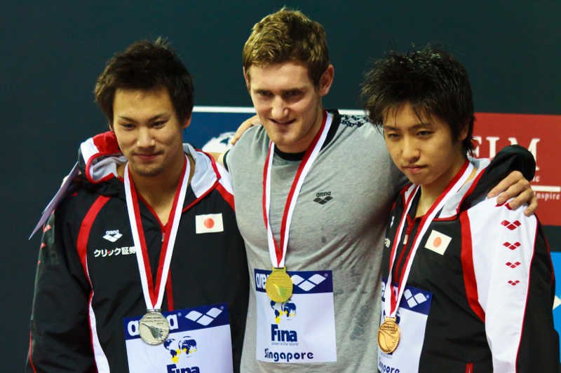 Cameron van der Burgh (w środku), złoty medalista olimpijski z Londynu. Tutaj na podium wyścigu w Singapurze.