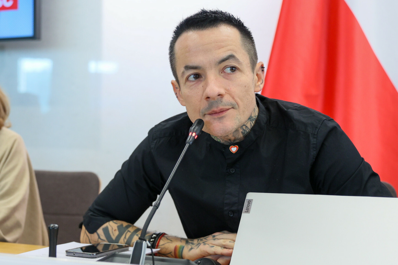 Poseł-nauczyciel z KO nie odrobił lekcji. Drugi raz nie znał odpowiedzi na to ważne pytanie.