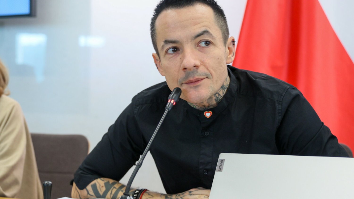 Poseł-nauczyciel z KO nie odrobił lekcji. Drugi raz nie znał odpowiedzi na to ważne pytanie.
