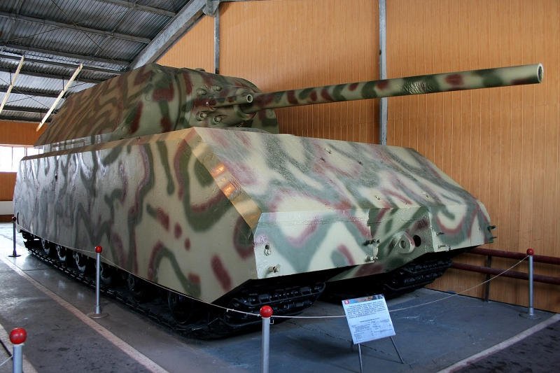 Największy czołg z czasów II wojny światowej, niemiecki Panzerkampfwagen VIII „Maus” w rosyjskim Muzeum Czołgu w Kubince.