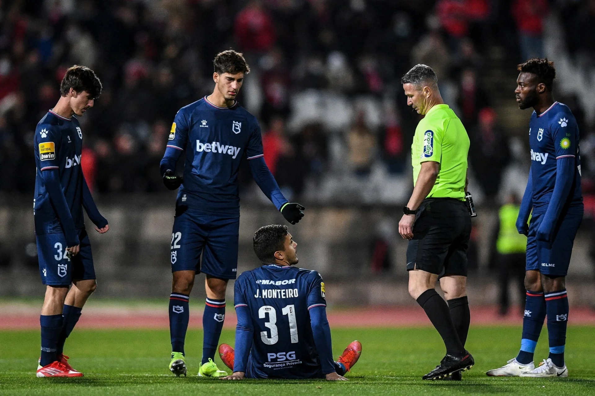 Piłkarze Belenenses SAD nie dokończyli meczu w Benficą Lizbona, bo było im zbyt mało na boisku