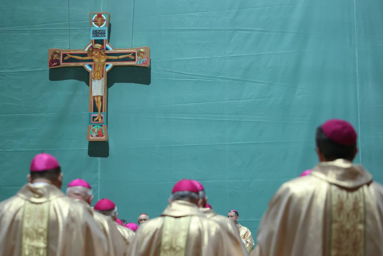 Doradca papieża twierdzi, że Kościół powinien zezwalać na małżeństwa księży