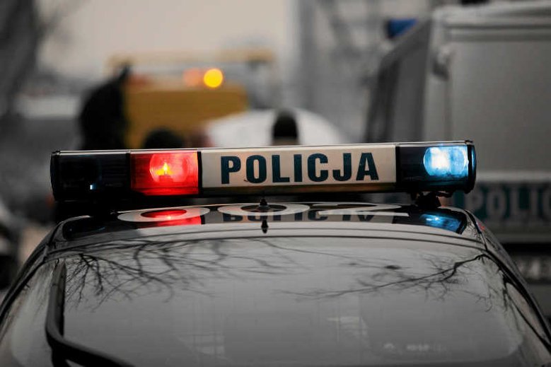 Zwłoki kobiety znaleziono przy wejściu do bloku mieszkalnego przy ul. Gęsiej w Lublinie. Policja podejrzewa morderstwo.