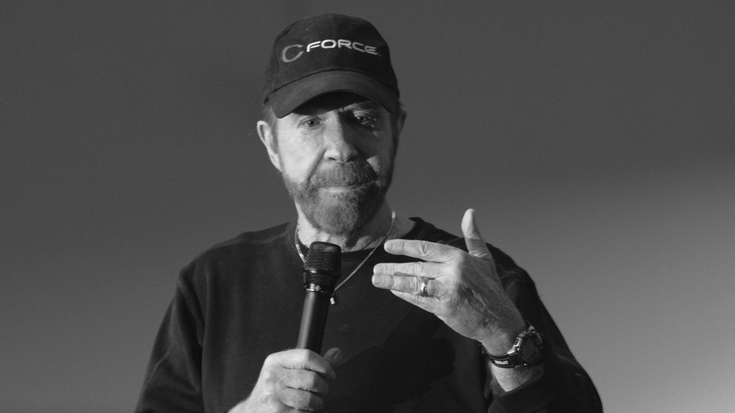 Chuck Norris nie żyje. Gwiazdor przed laty miał już problemy ze zdrowiem. Chuck Norris