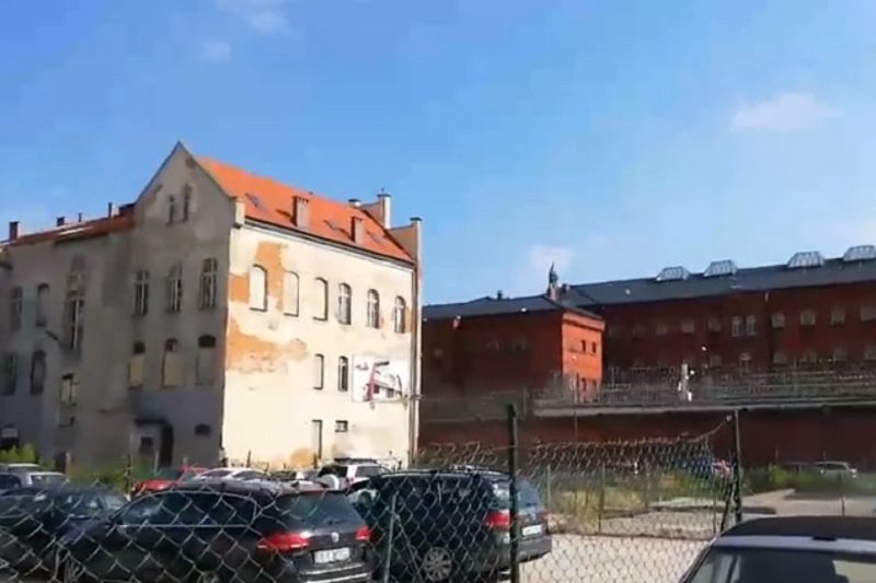 "Mieszkańcy" aresztu w Świdnicy przywitali Jakuba A.