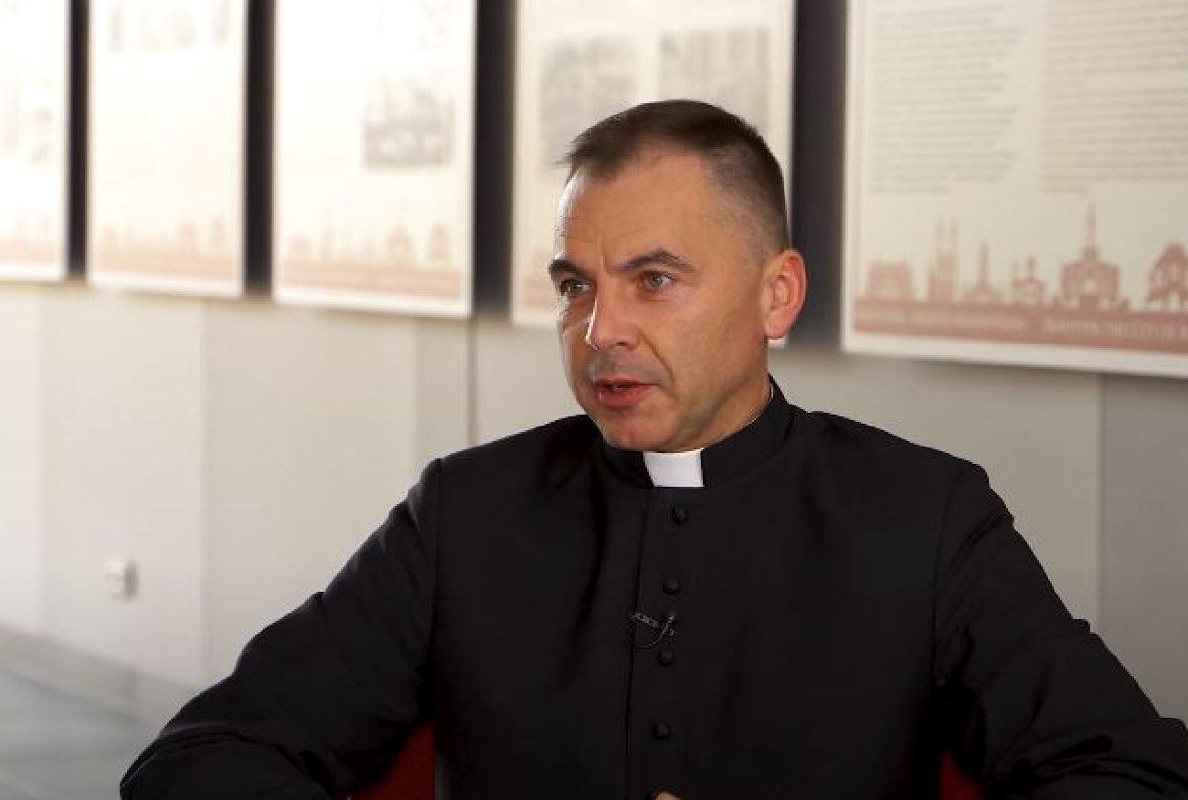 "Będziesz prywatną s*ką". Tak ksiądz Dębski pisał do internautki