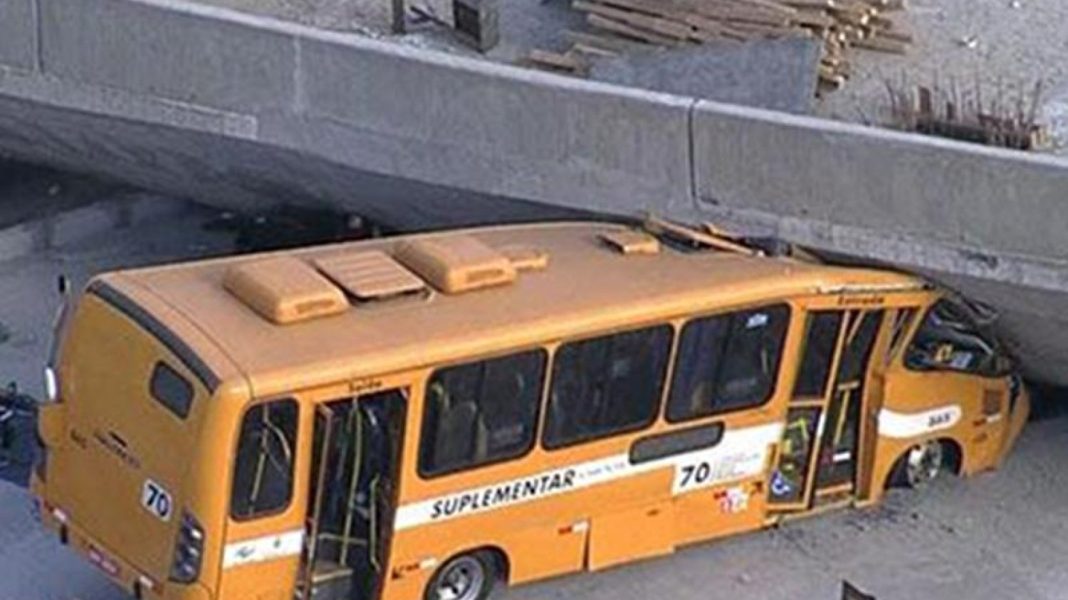 W Brazylii wiadukt zawalił się na autobus