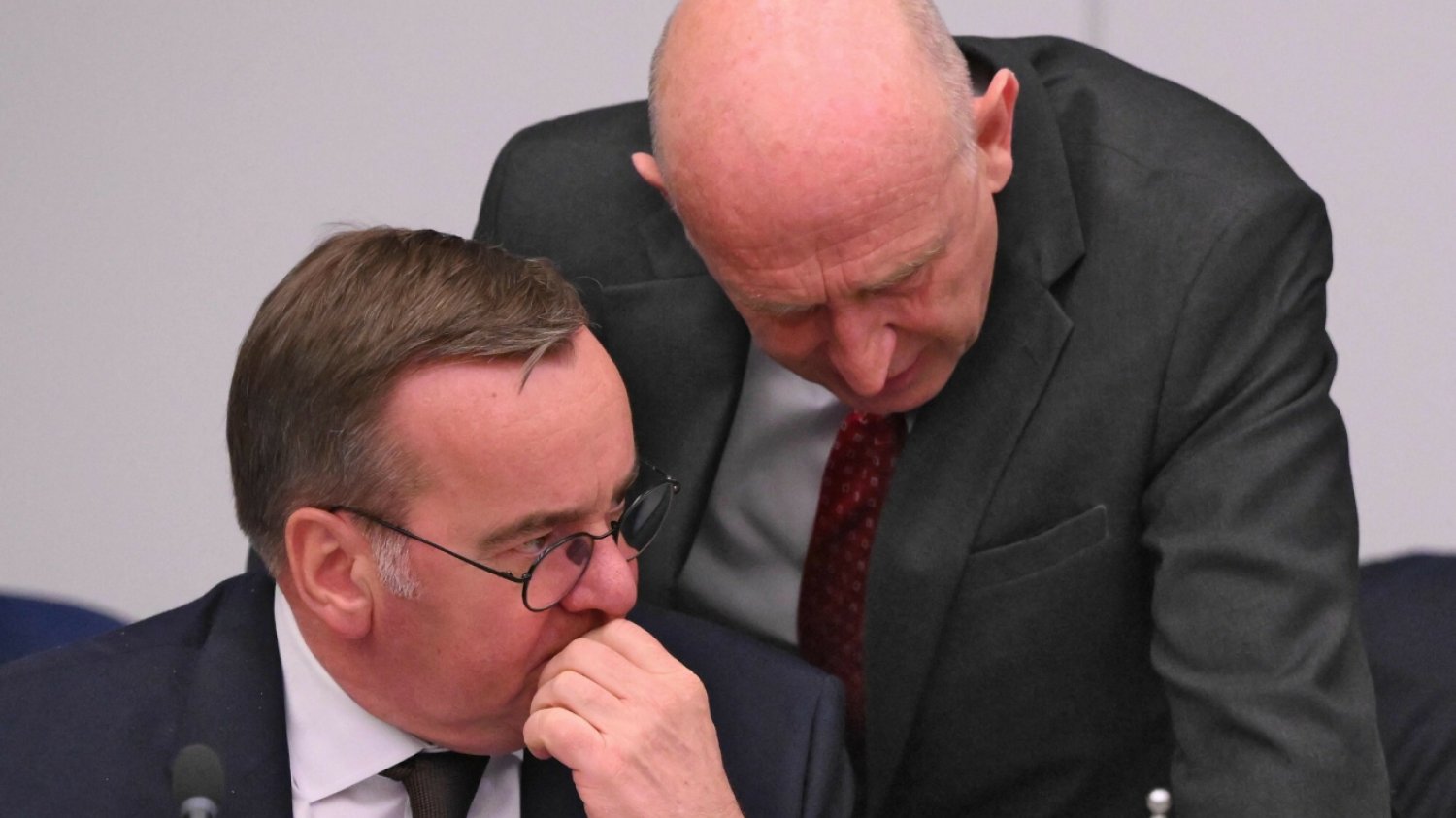 Od lewej: Boris Pistorius i John Healey, ministrowie obrony Niemiec i Wielkiej Brytanii.