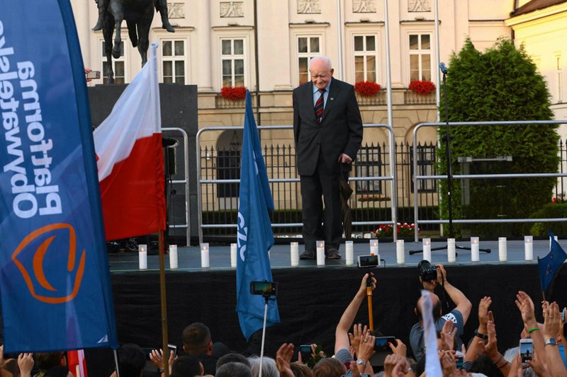 - Zwróciłem się do pana prezydenta, żeby nie ubrudził się tą ustawą - oznajmił prof. Adam Strzembosz.