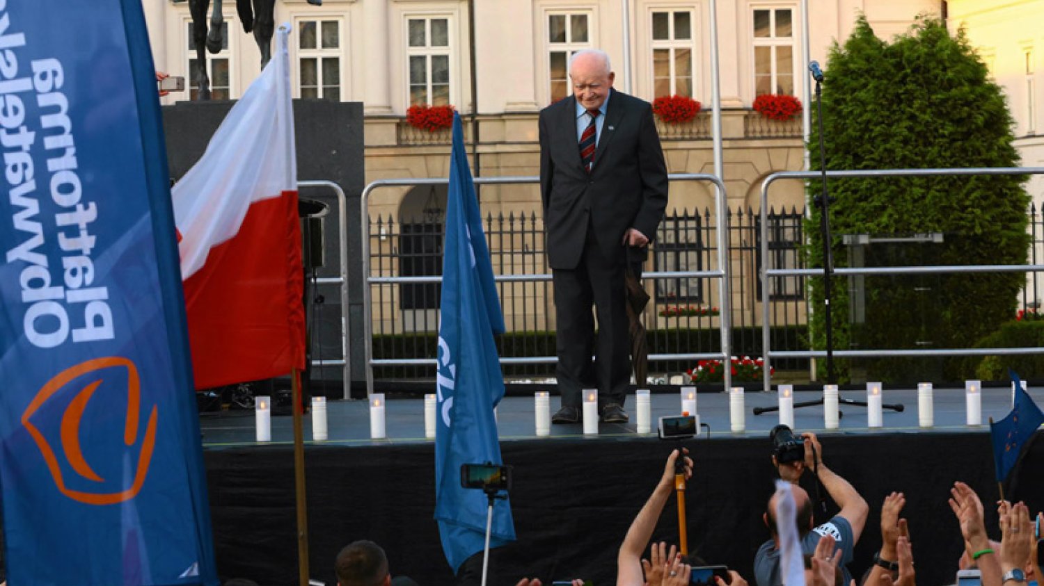 - Zwróciłem się do pana prezydenta, żeby nie ubrudził się tą ustawą - oznajmił prof. Adam Strzembosz.