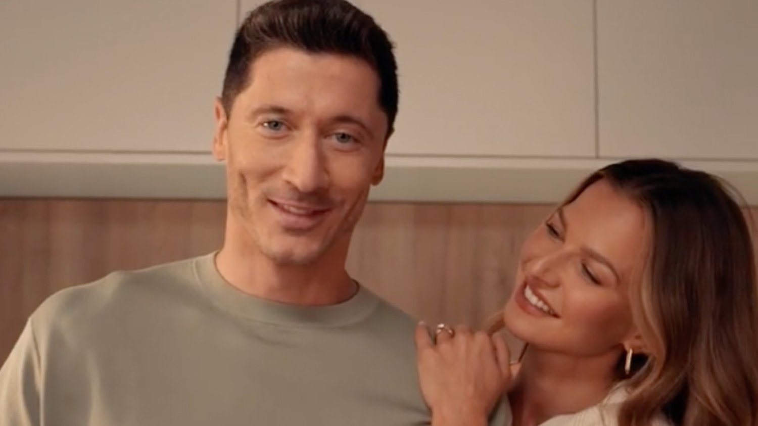 Robert Lewandowski dołączył do małżonki i wspólnie reklamują swój nowy catering dietetyczny.