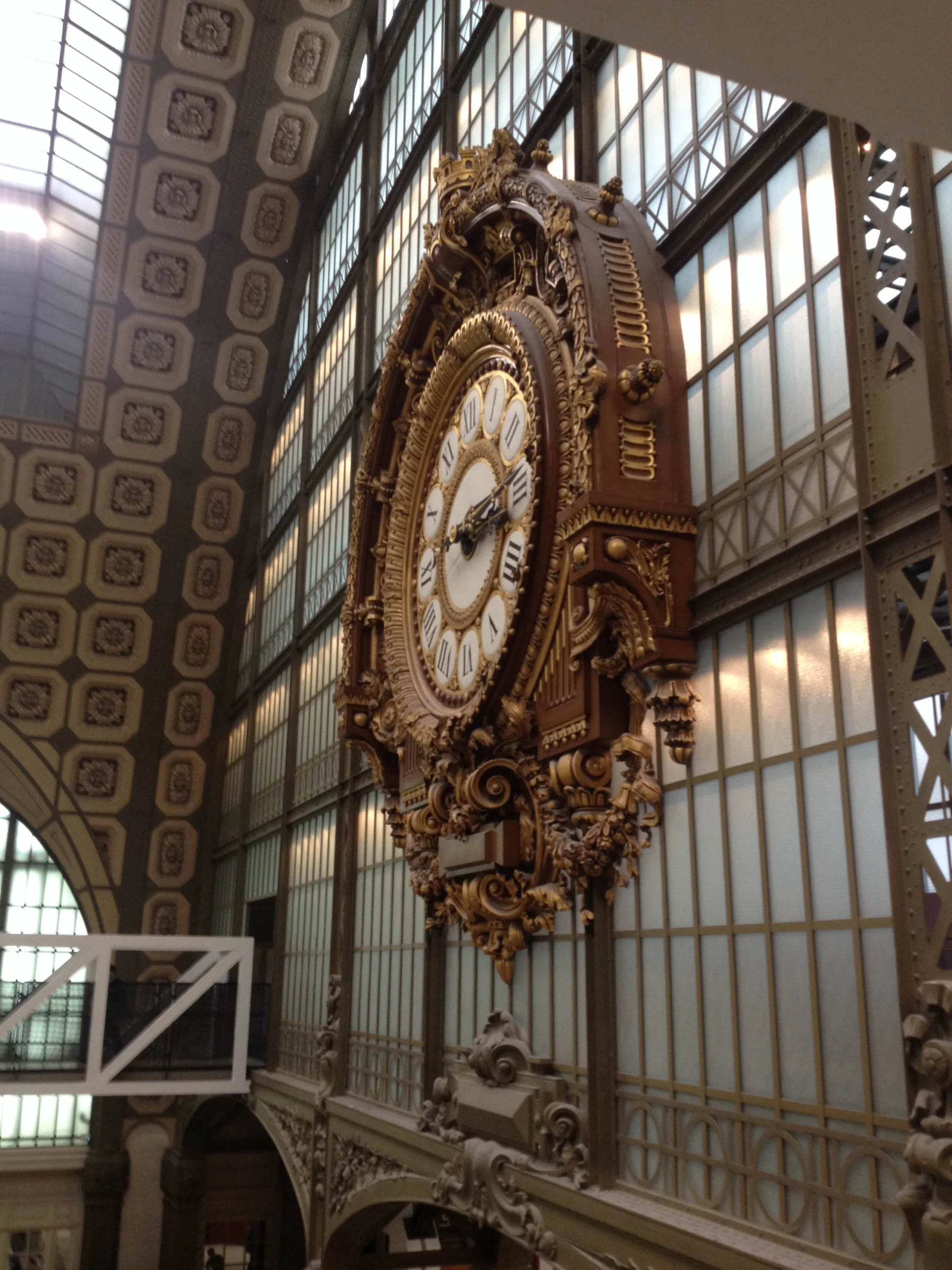 Zegar - niegdyś dworcowy, dzisiaj w Muzeum Sztuki Nowoczesnej. Wnętrze d'Orsay, Paryż.