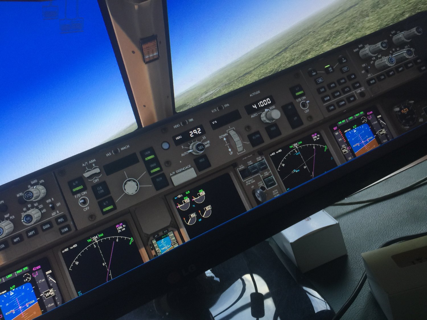 Wirtualny kokpit Boeing 777-300 PMDG w trakcie lotu.