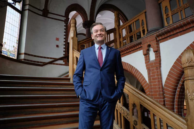 Robert Biedroń w nowej książce "Pod prąd" opisuje m.in. swoje trudne dzieciństwo.